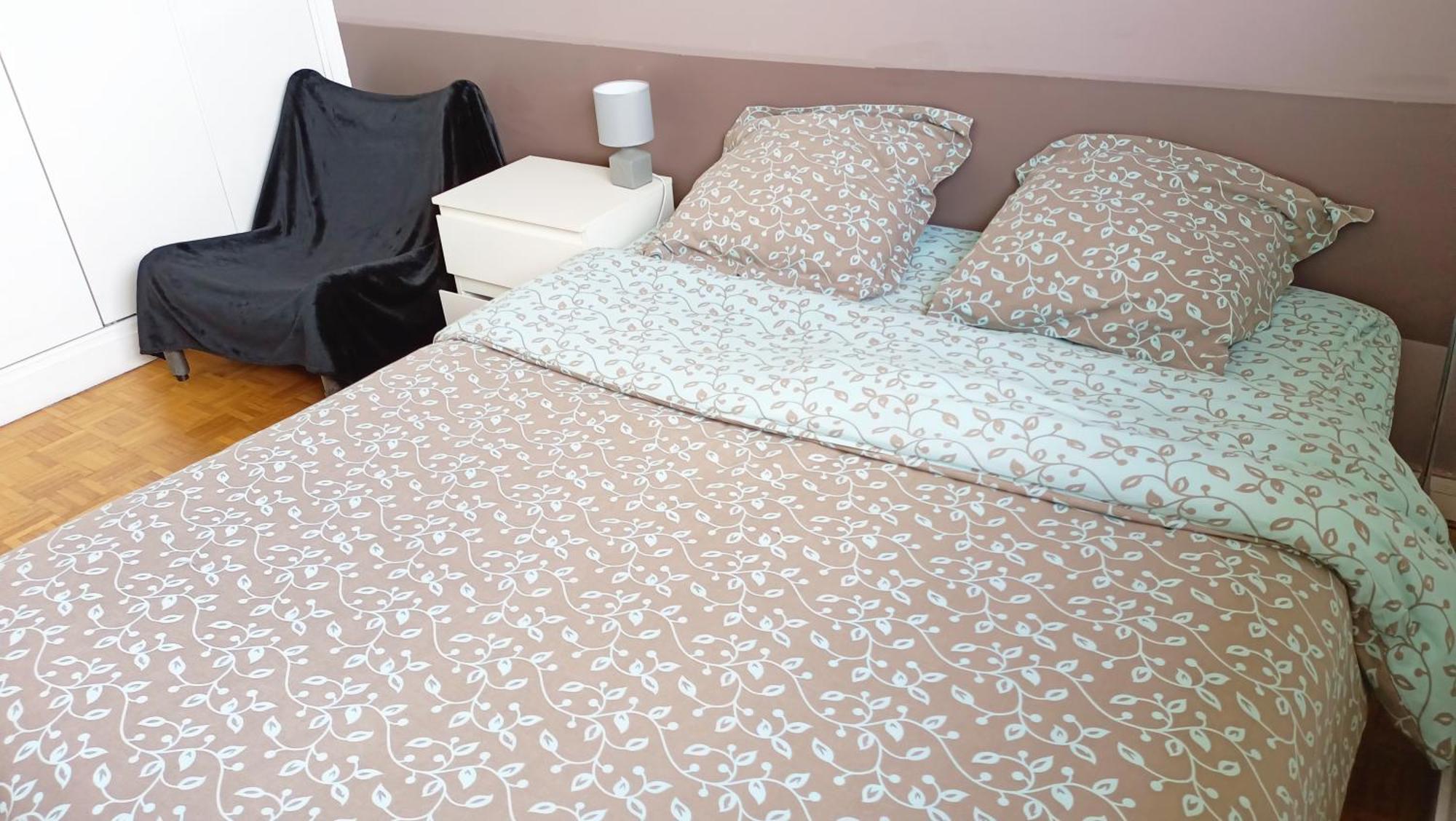 Quiet Bedroom, Comfy King Size Bed, Shared Bathroom, Center Homestay *
